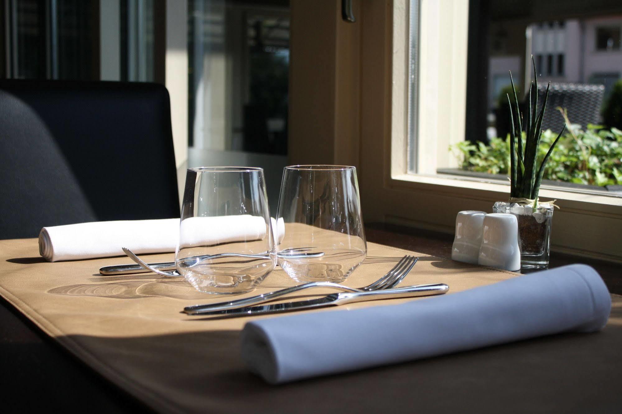 Bivius Hotel Restaurant Luxembourg 스트라센 외부 사진